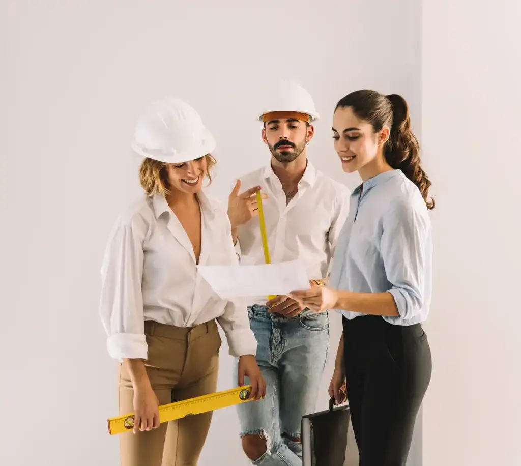 Bouwprofessionals bekijken gebouwmetingen en technische tekeningen voordat ze aan het werk gaan