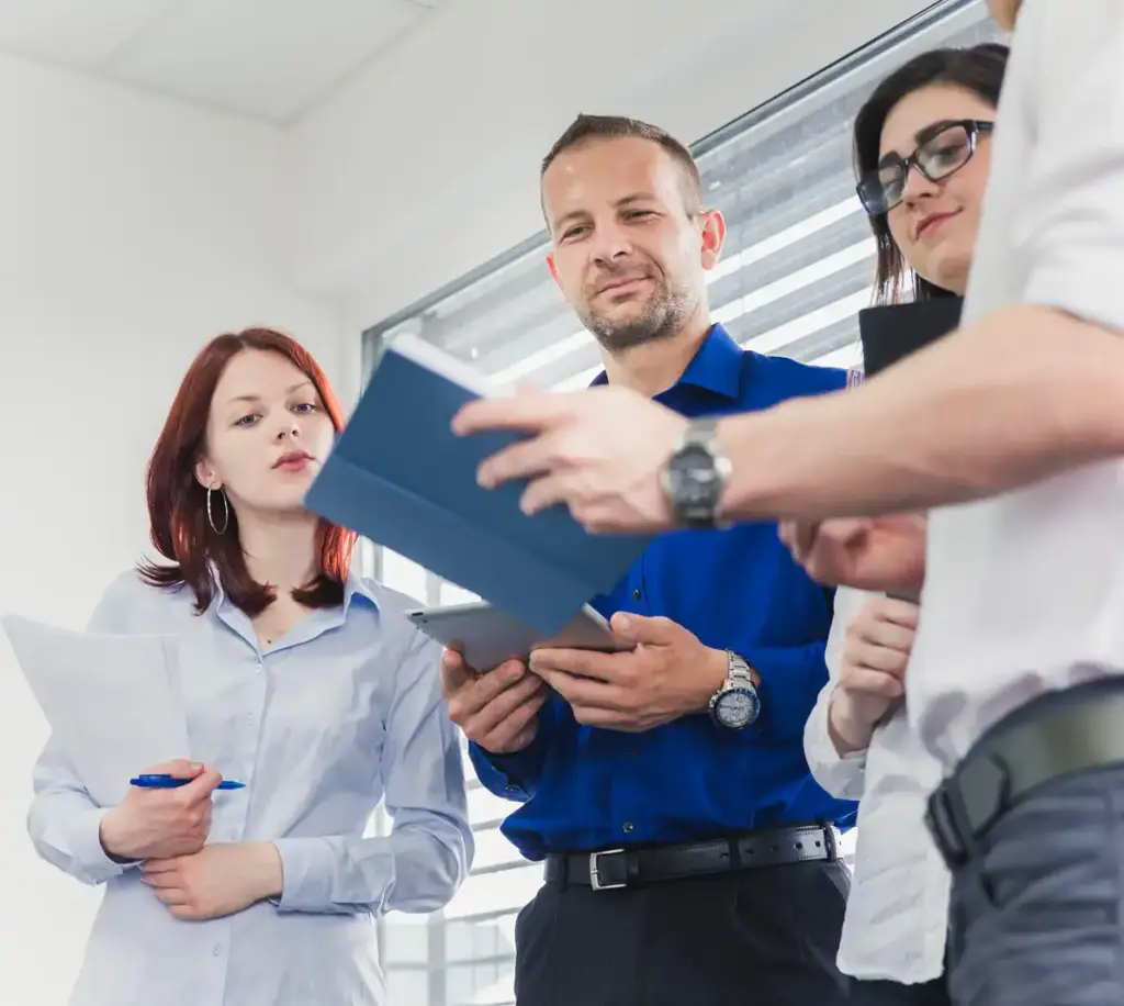 Team bespreekt bouwplannen en technische documenten tijdens een planningsvergadering op de werkplek