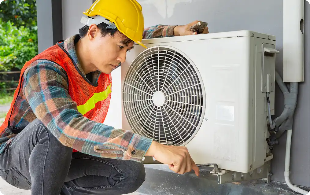 Professionele installateur die een schuifdeurframe monteert tijdens renovatiewerkzaamheden in woningen