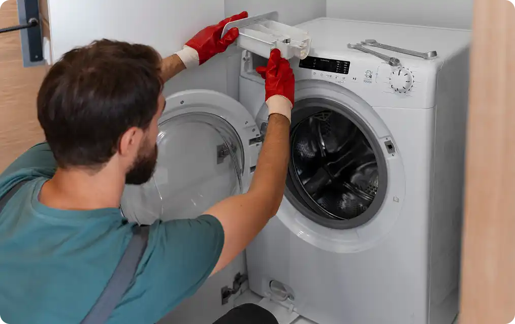 Technicus die een buitenluchtconditioner unit installeert op een buitenmuur van een huis.
